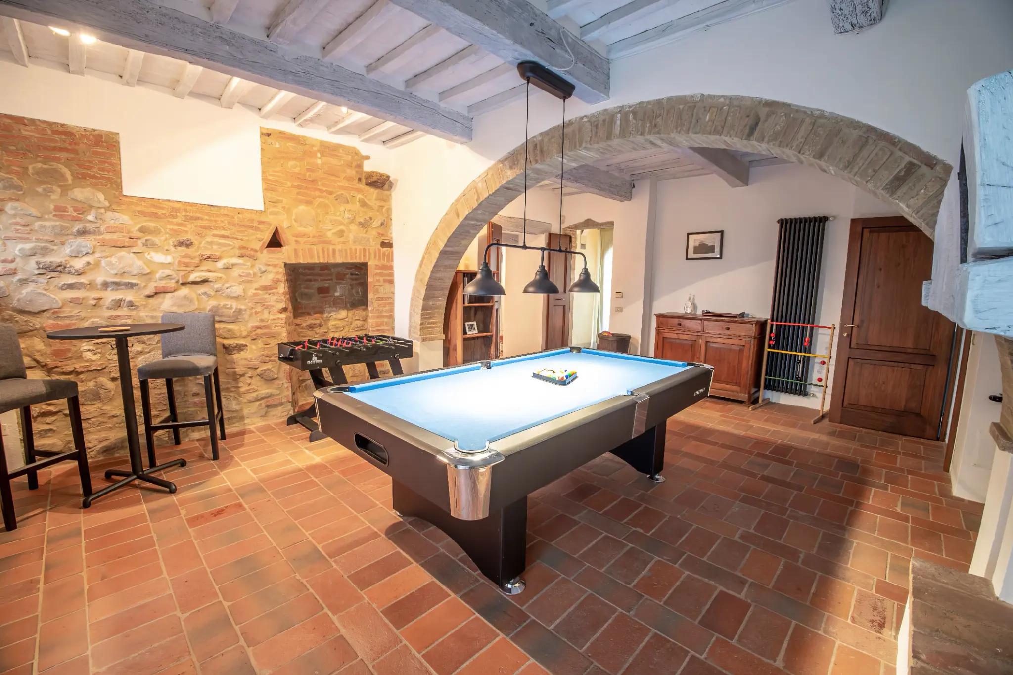 Sala biliardo con archi in pietra e cotto
