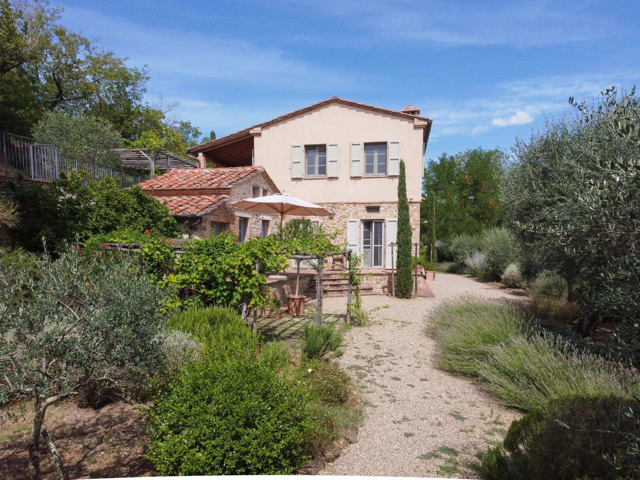Facciata e giardino del casale a Sinalunga