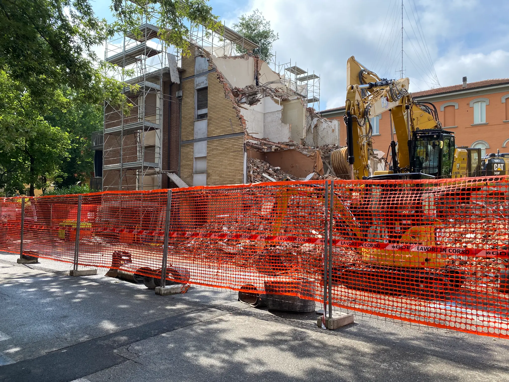 Prima: Demolizione e ricostruzione — Modena