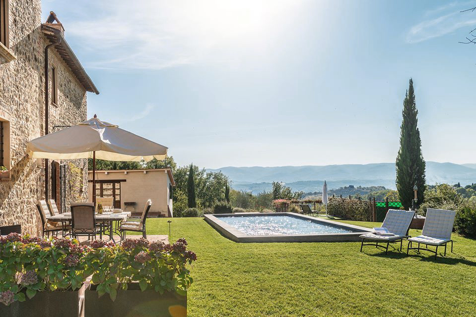 Piscina panoramica con vista colline e cipressi