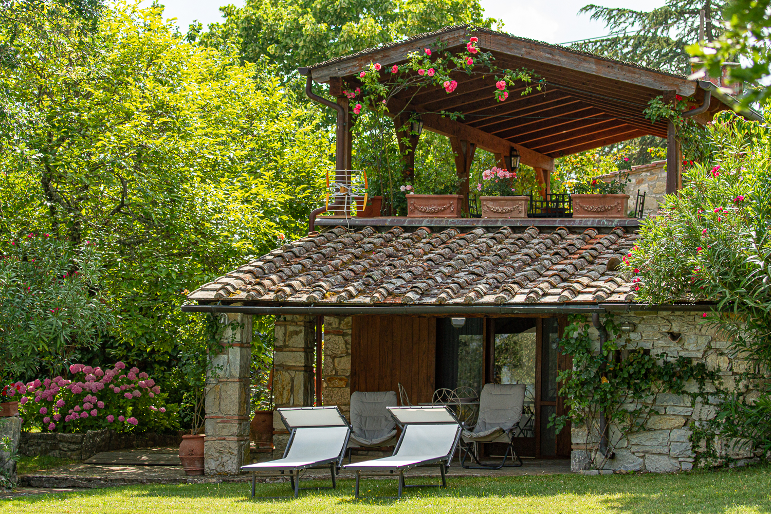 Depandance con tetto in coppi e sdraio