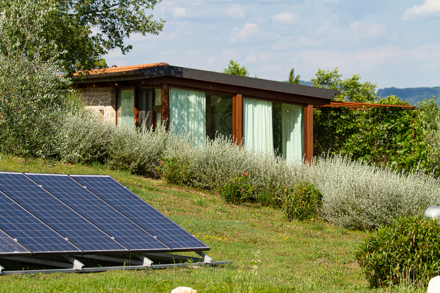 Impianto fotovoltaico e depandance con lavanda