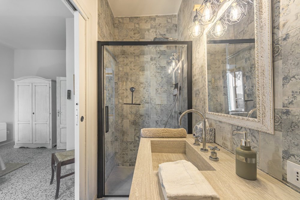 Bagno dalla guida MANINI: riferimento di finitura e organizzazione dello spazio.